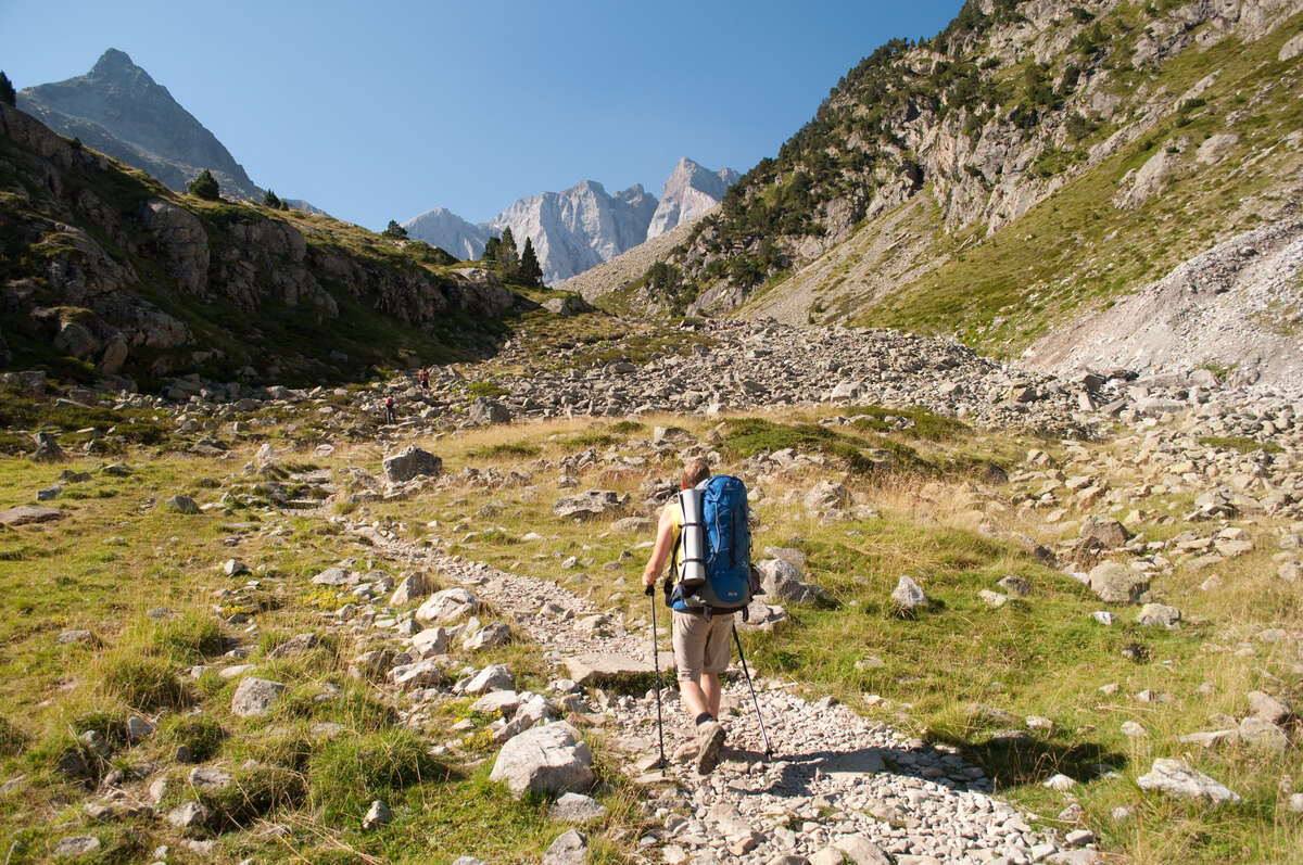 Randonneuse au sac à dos en vallée de Gaube