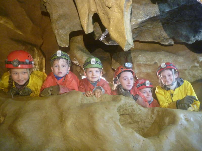 Initiation à la spéléologie avec un rappel à partir de 10 ans avec les moniteurs de Caminando