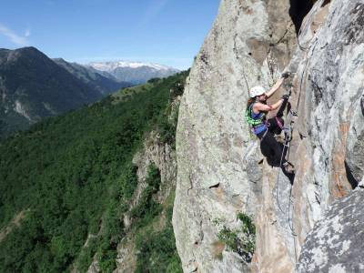 Grande voie d'escalade en initiation dans les Pyrénées