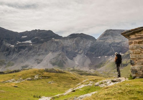 Randonnée sauvage dans le cirque de Troumouse : immersion au cœur des Pyrénées